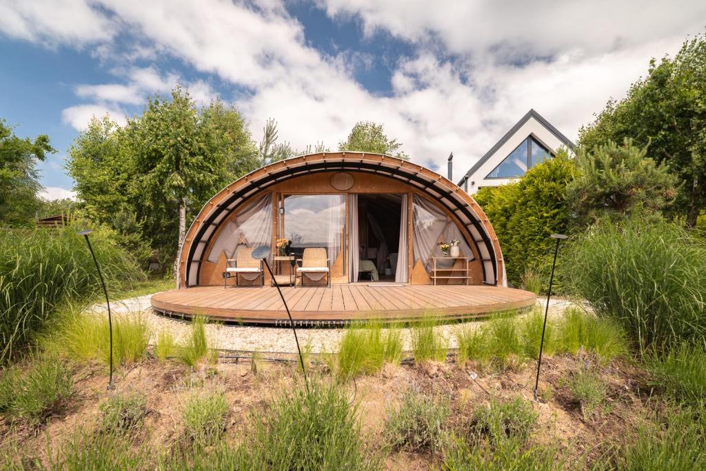 a round house with a wooden circle around it at Osada Marchowo in Kielno