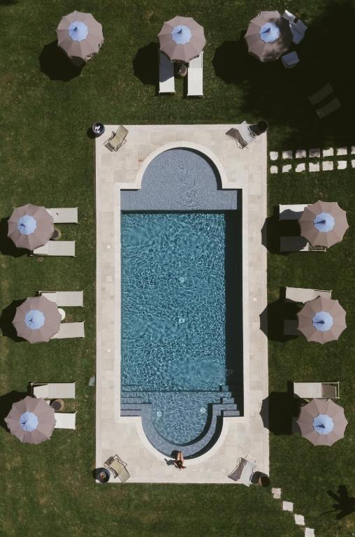 an overhead view of a swimming pool with umbrellas at Vigna Caio Relais & Spa in Bracciano