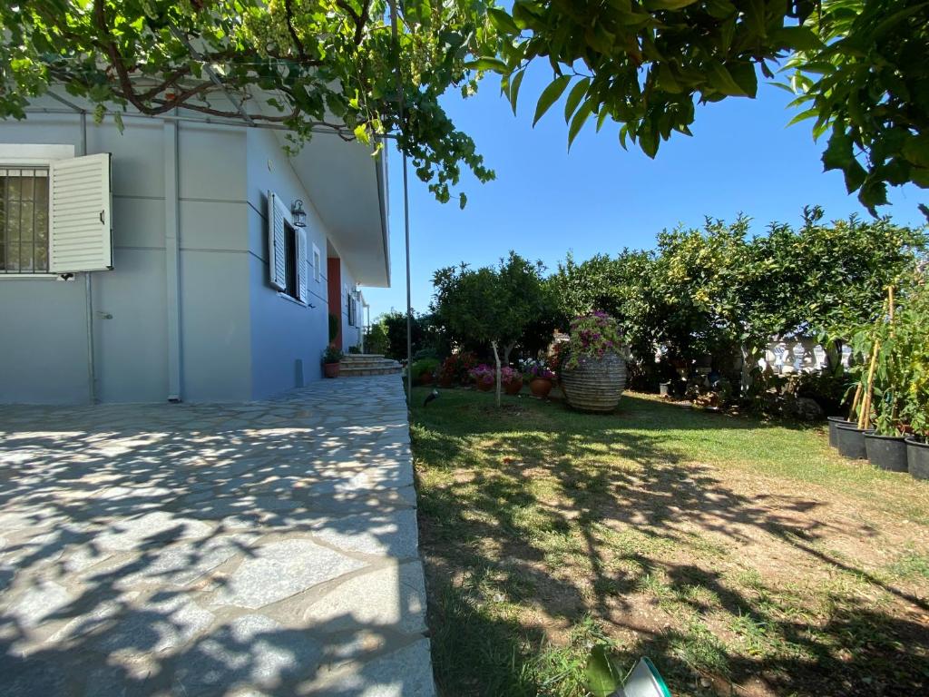a view of a house with a yard at Vila Mare Mateo in Ksamil