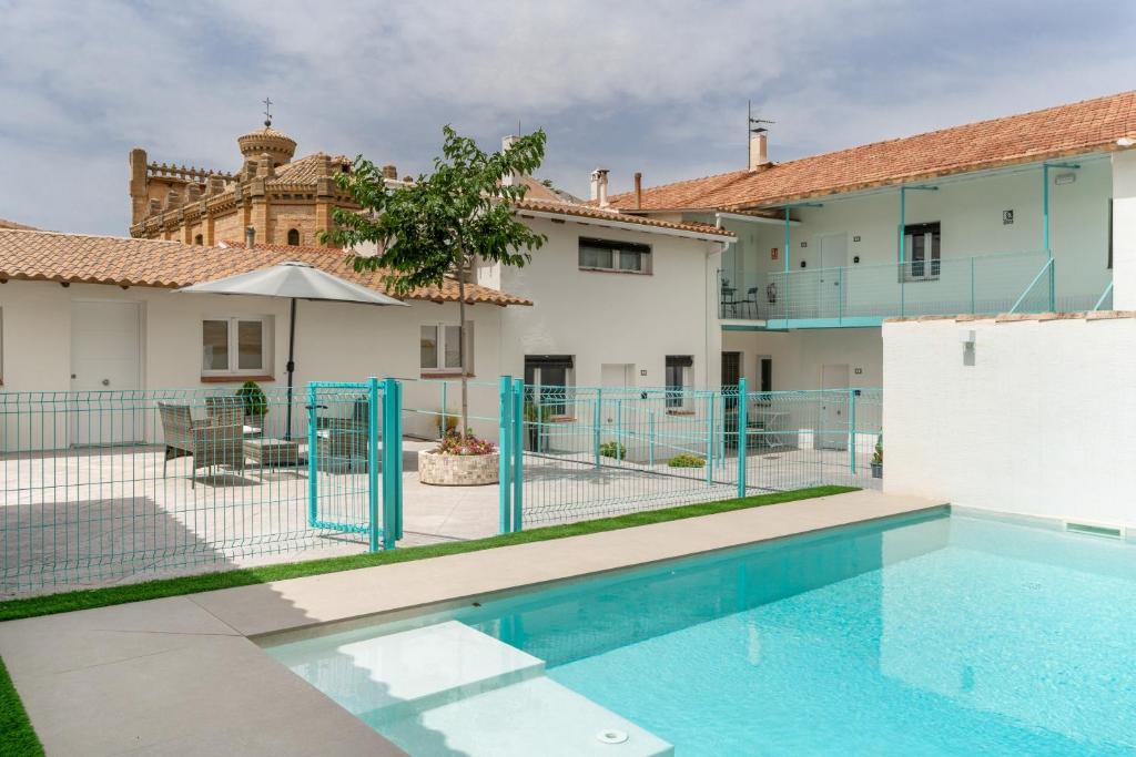 eine Wohnung mit Swimmingpool vor einem Gebäude in der Unterkunft Raízes 22 - Apartamento 1 in Puebla de Don Fadrique