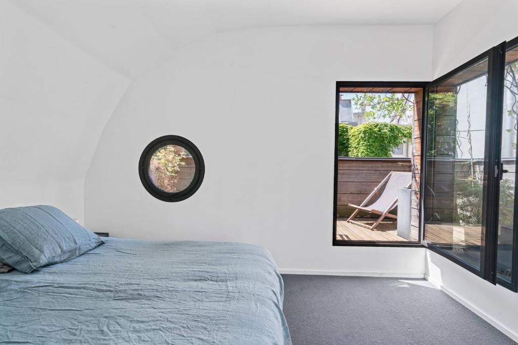 Etage exclusif avec chambre, terrasse, sdb, wc dans maison particulière d'architecte Paris 20e A NOTER Etage chez l'habitant je vous accueille avec le sourire et partage les parties communes au rdc