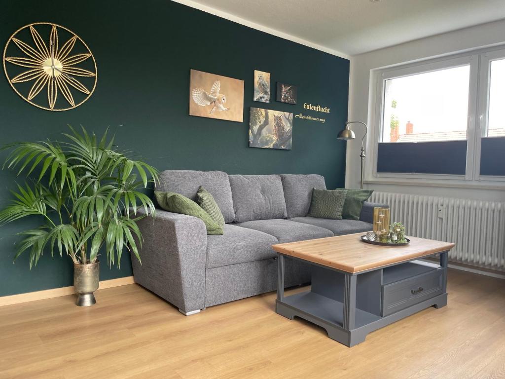 a living room with a couch and a table at Ferienwohnung Eulenflucht in Hameln