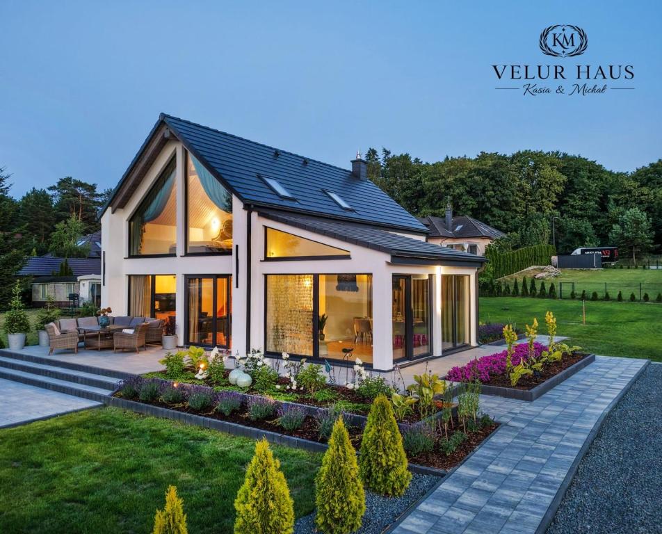 a home with a large house with a garden at Velur Haus in Borne Sulinowo