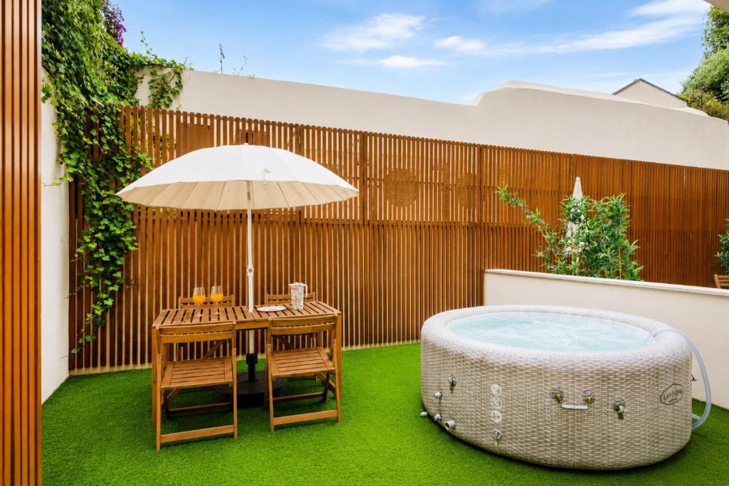 Secret Patio with Jacuzzi and 2 Suites