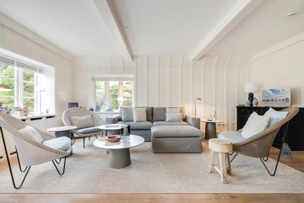 a living room with a couch and chairs at Seepferdchen in Keitum