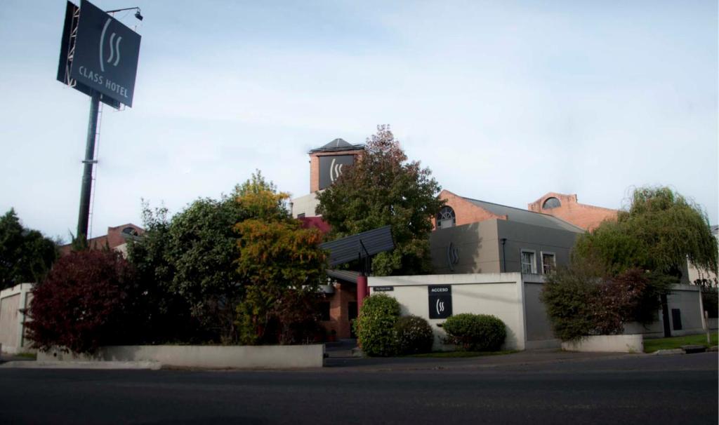 a building on the corner of a street at Hotel Css in Ituzaingó