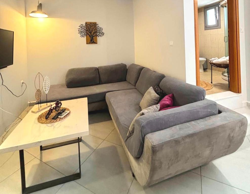 ein Wohnzimmer mit Sofa und Tisch in der Unterkunft Diamond house in Khoríon