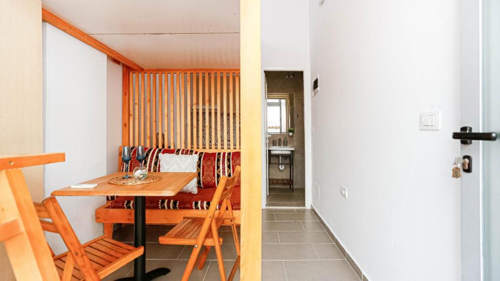 a small room with a table and chairs in a room at Mini Stylish - Central Studio w kitchen in Himare