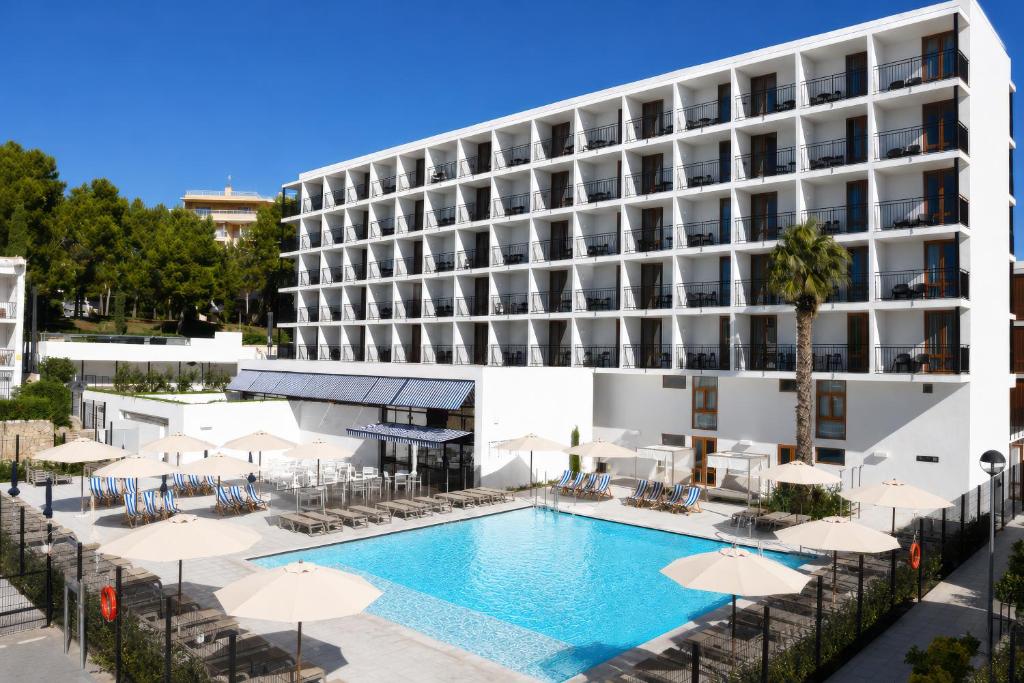an image of a hotel with a pool and umbrellas at Hotel SunClub CalaVinya in Salou
