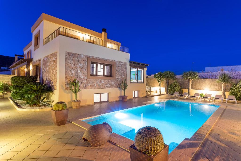 Villa con piscina por la noche en Villa Campo Sol en Ibiza