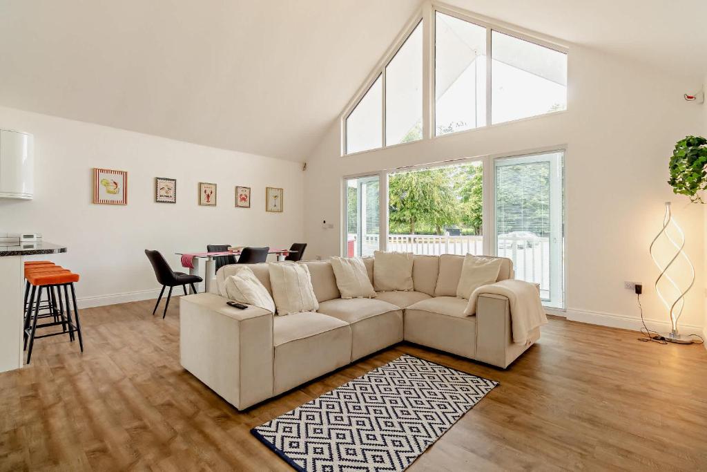 a living room with a white couch and a table at Host & Stay - Robin Lodge in Belton