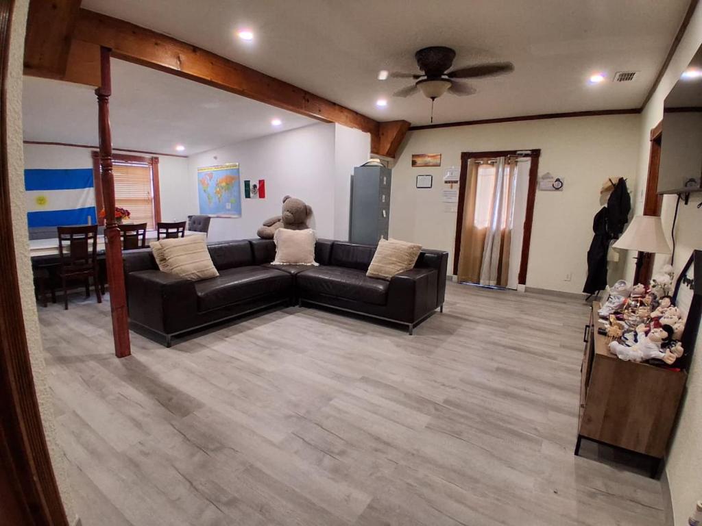 a living room with a couch and a table at Alojamiento Los Andes in Brownsville