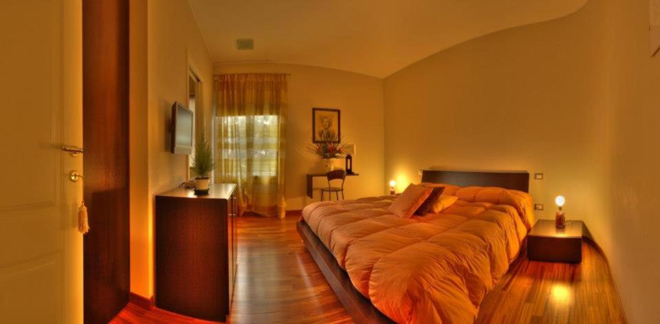 ヴィッラノーヴァ・ダルベンガにあるBorgo delle Violeのベッドルーム1室(大型ベッド1台付)