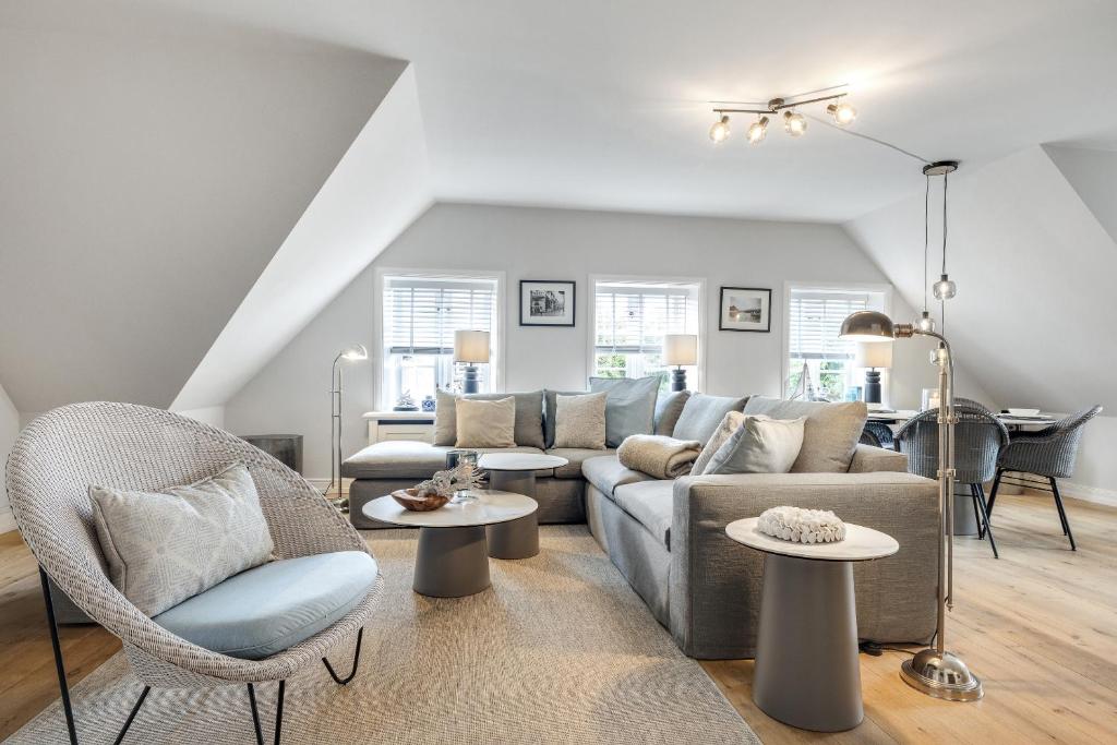a living room with a couch and chairs and tables at Strandkrabbe in Keitum