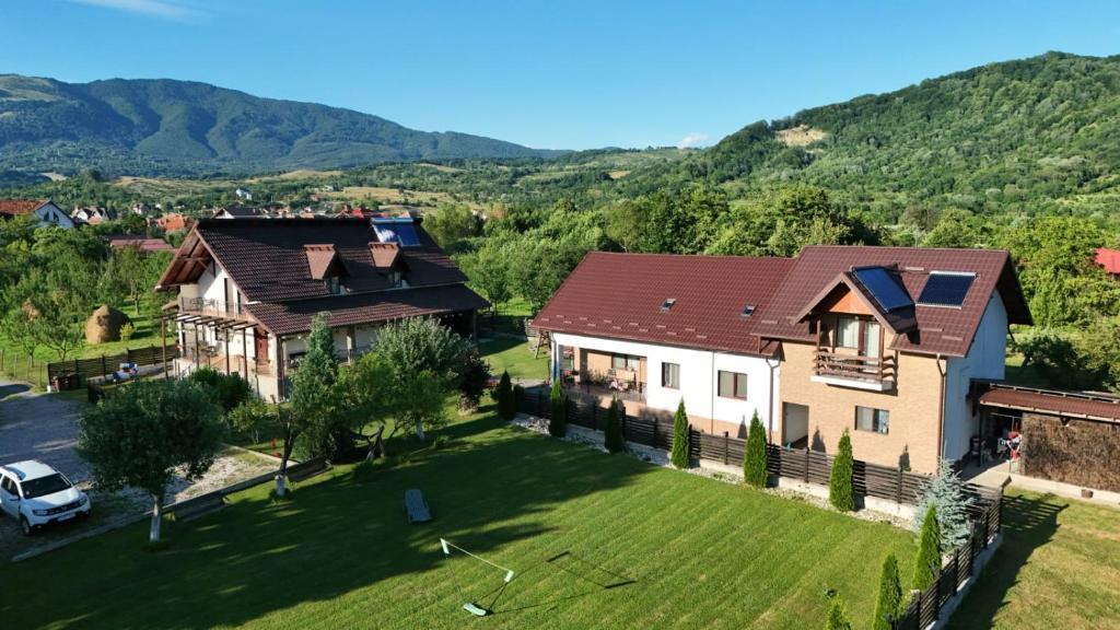 an aerial view of a house with a yard at Pensiunea Casa Maria in Corbeni