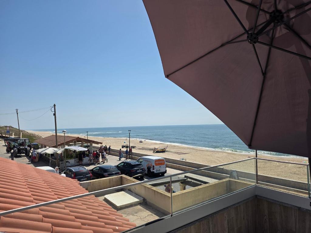 a view of a beach and the ocean from a building at Casa da Lota in Vieira de Leiria