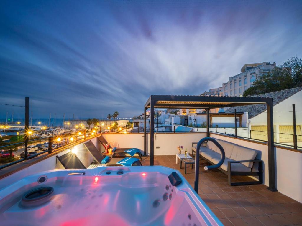 Central Marbella port townhouse w/ jacuzzi