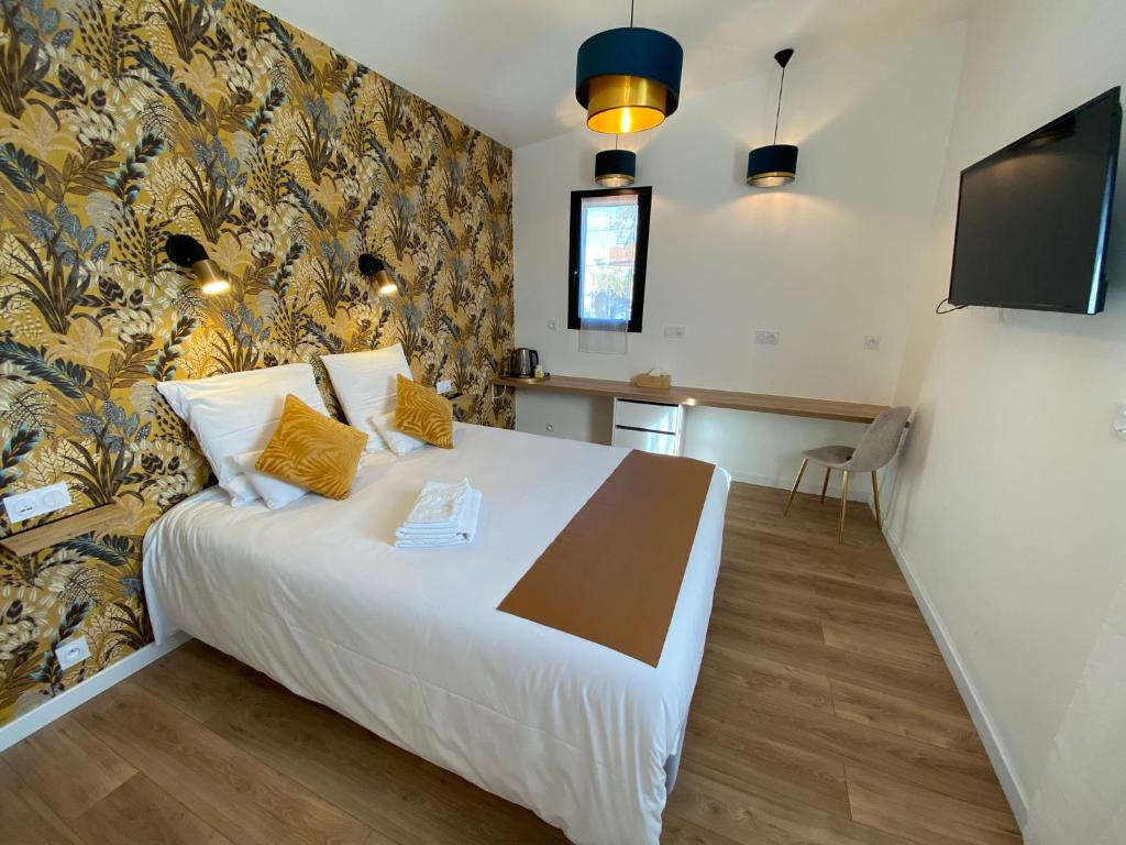 a bedroom with a large bed in a room at La Maison Blanche 1 in Bouguenais