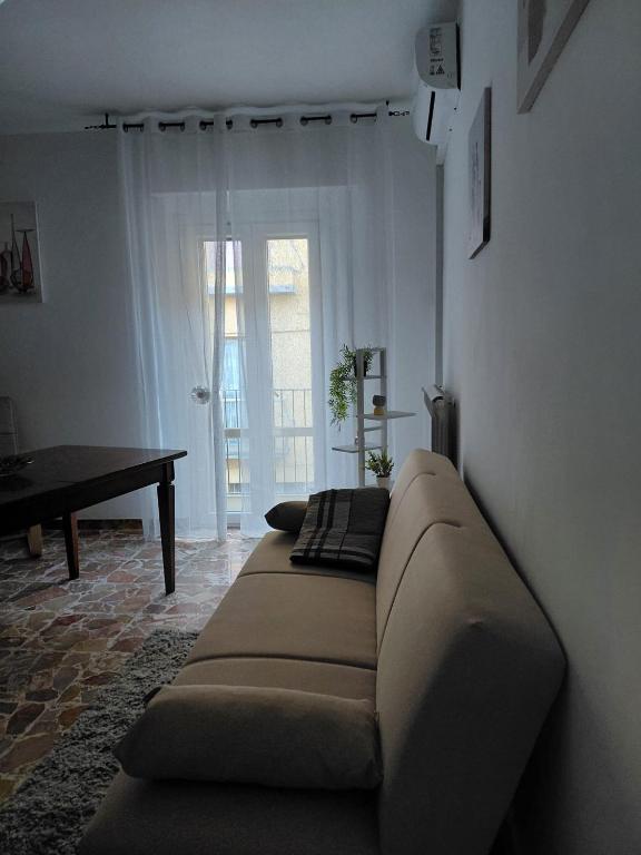 a living room with a couch and a table at casa vacanza Lu Murajon in Dogliola