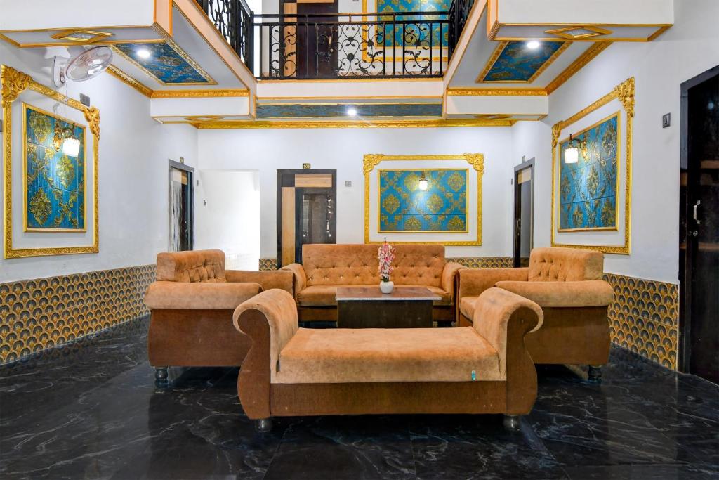 a living room with couches and a table at SPOT ON The Green Palace in Lālbāgh