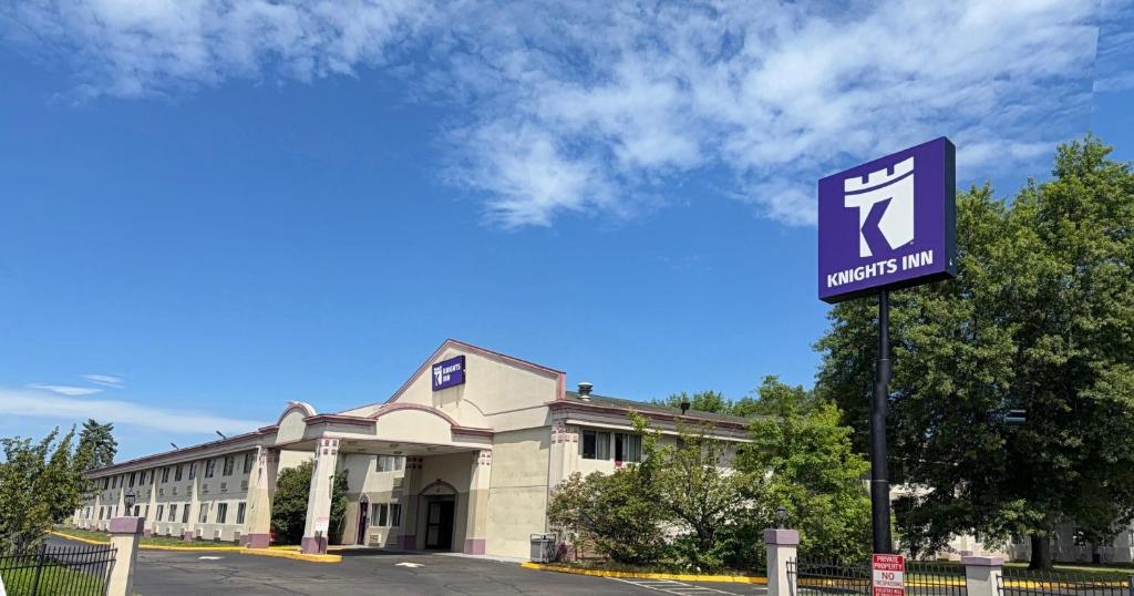 a building with a sign in front of it at Knights Inn Hartford in Hartford