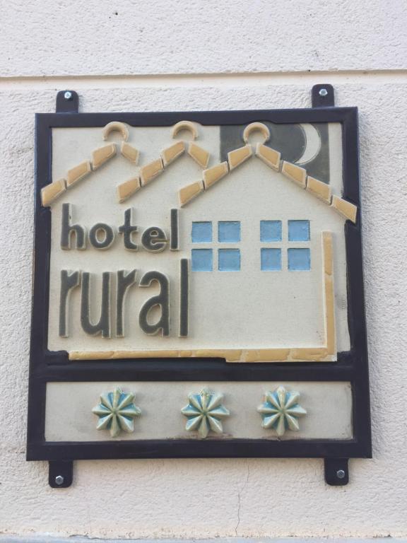 um sinal para um rival de hotel pendurado numa parede em Altejo em Manganeses de la Lampreana