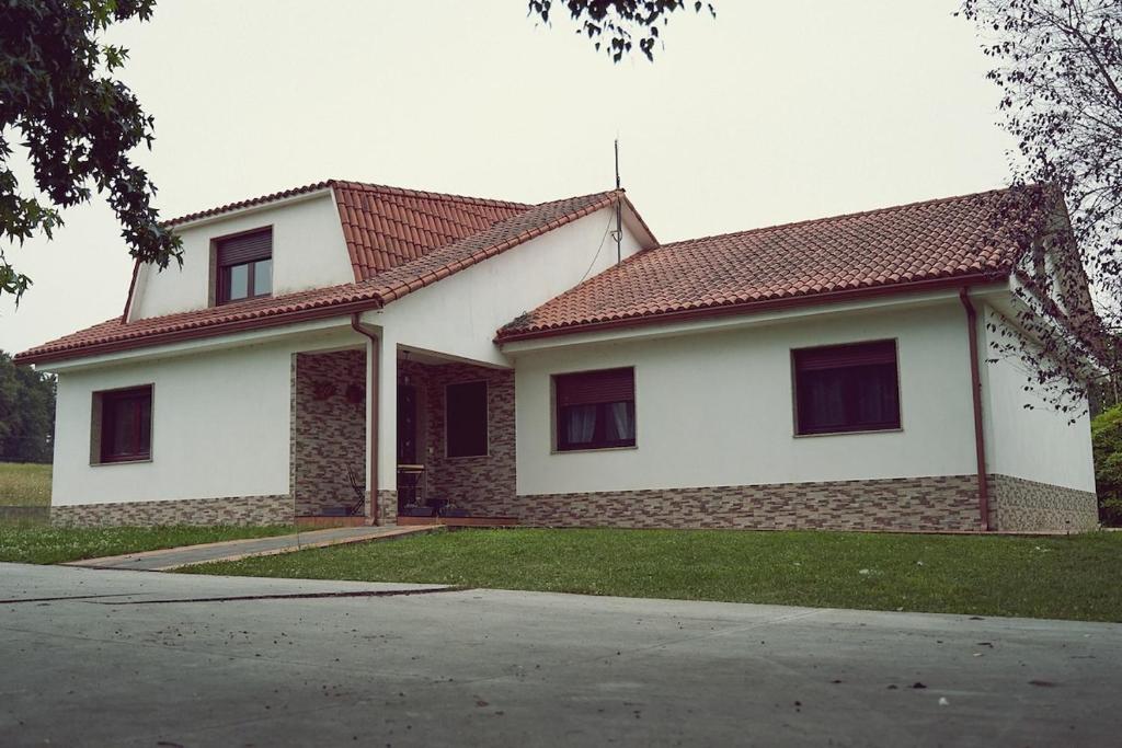 a white house with a red roof at A Casa de Moire in Arnois