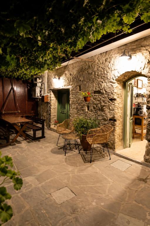 a patio with chairs and a green door at En Sylikion cottage in Silikou