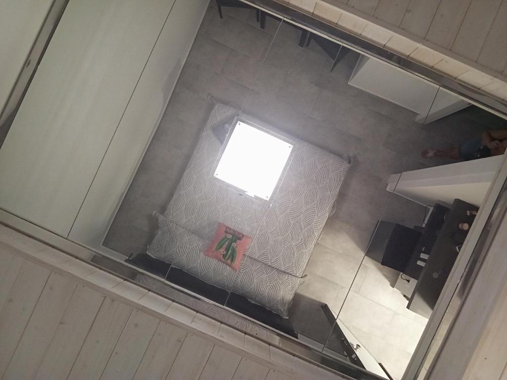 an overhead view of a kitchen with a window at Villa Maldera-case vacanza-loft- loft queen specchio in Trani