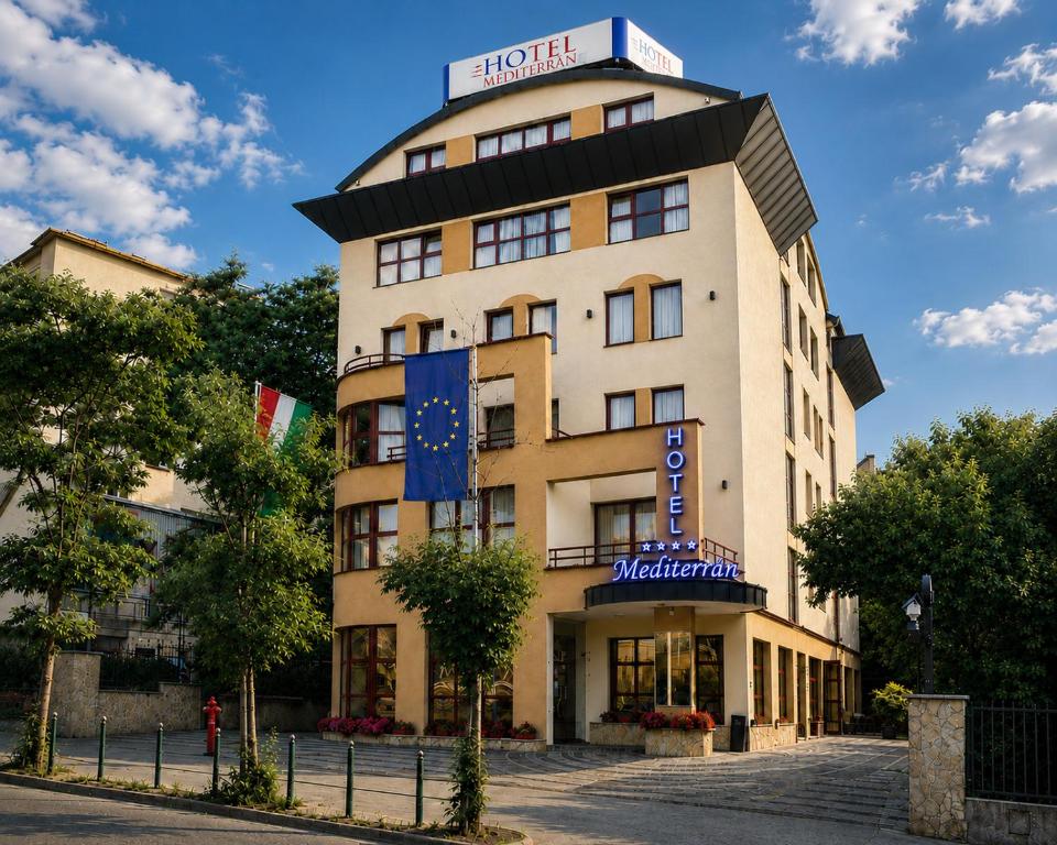 ein Gebäude mit einem Schild darauf in der Unterkunft Hotel Mediterran Budapest in Budapest
