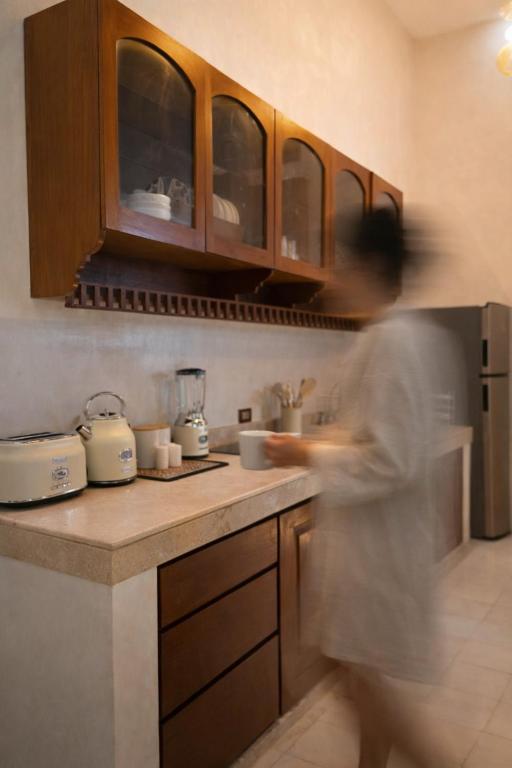 a man standing in a kitchen preparing food at Casa Näab Centro de Merida in Mérida