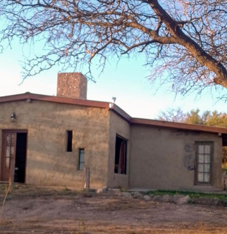 an old brick house with a chimney on top at Autóctona in Villa Cura Brochero