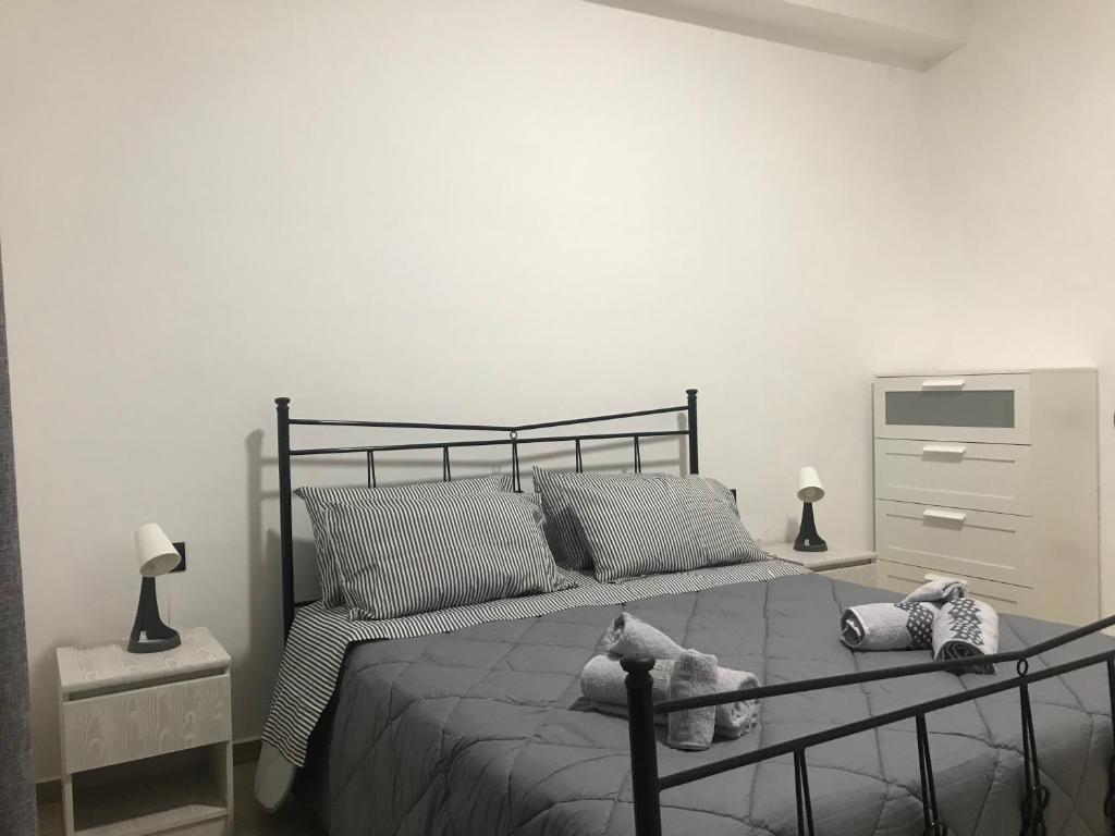 a bedroom with a bed with two stuffed animals on it at Ribera villa alloggio 1 in Ribera