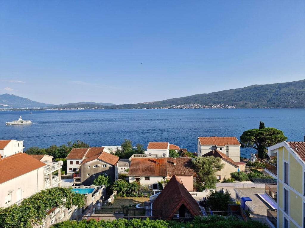 Blick auf eine Stadt am Wasser in der Unterkunft Carmen in Bijela