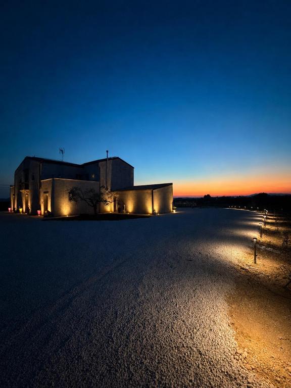 a building with lights in the middle of a road at U Minnulitu in Caltagirone