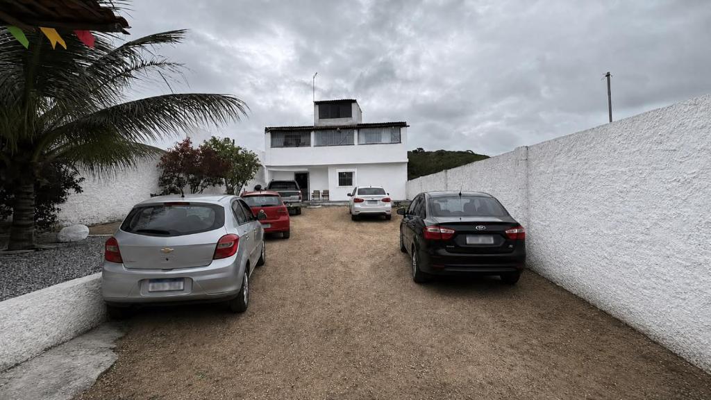 a group of cars parked in front of a building at Casa de Temporada em Bezerros in Bezerros