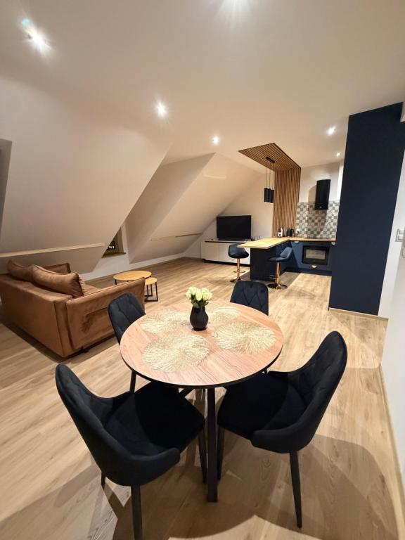 a living room with a table and chairs at W sercu Rynku in Pasym