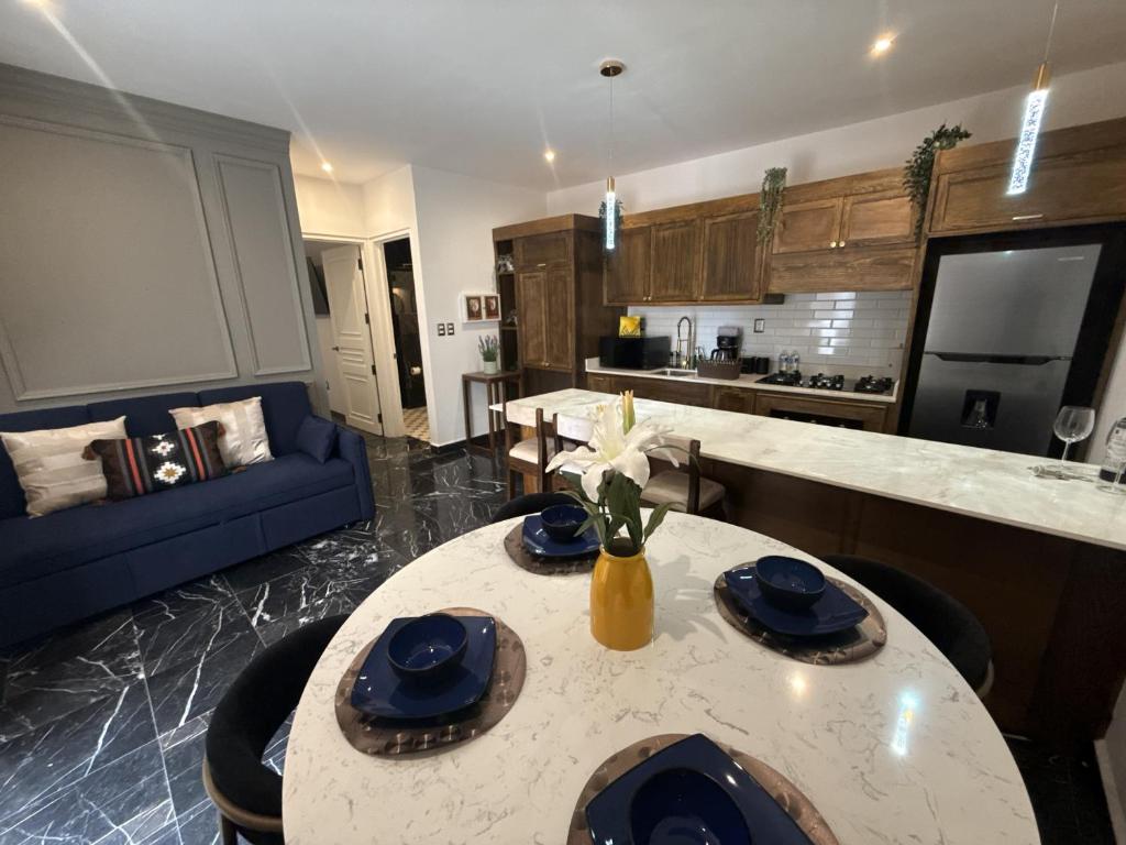 a kitchen and living room with a table and a couch at Luna Toscana in Santeagueda