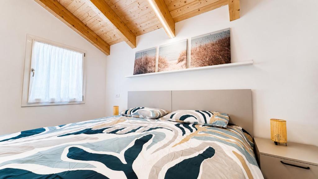 a bedroom with a large bed in a room at Venice Easy Stay Meolo in Meolo