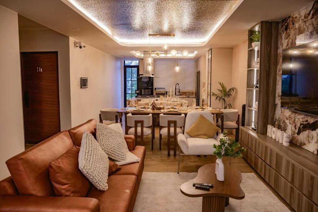 a living room with a couch and a dining room at CB Oasis Signature in Ica