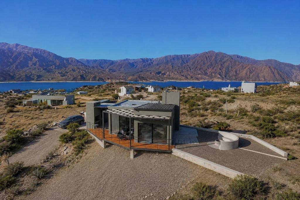 an overhead view of a house in the middle of a field at Villamagna, cabaña con jacuzzi en Potrerillos in Potrerillos