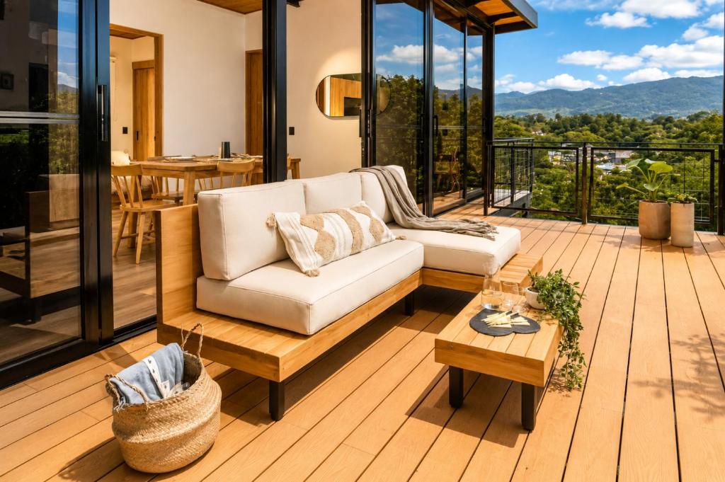 a living room with a couch and a table at Verso el Retiro in El Retiro