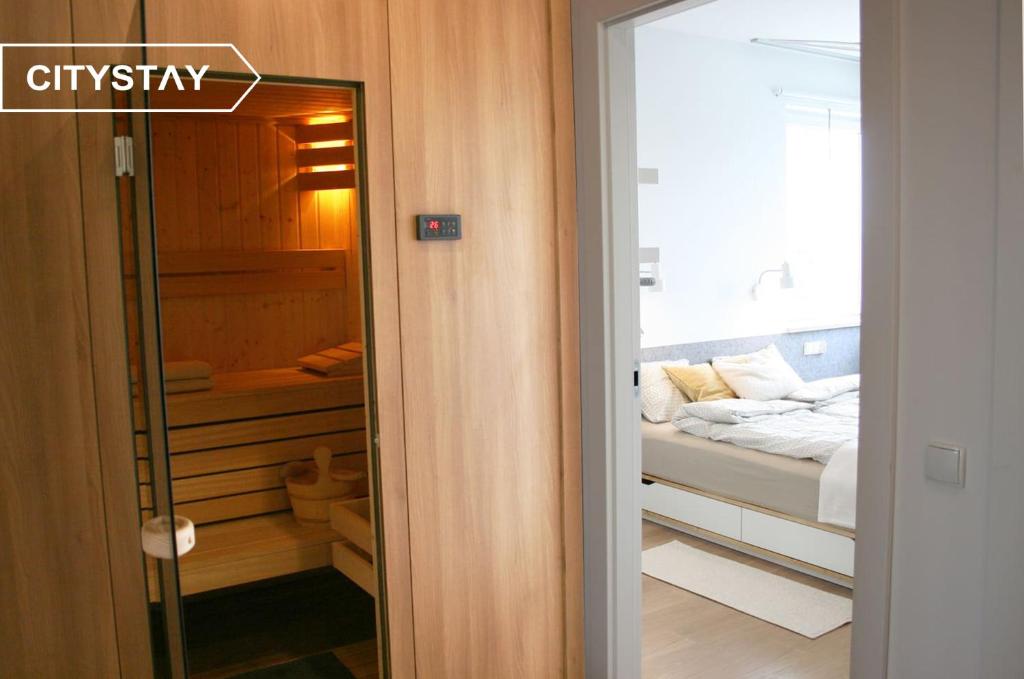グダニスクにあるCITYSTAY miniSPA Gdanskのベッドルーム1室(ベッド1台、鏡付)