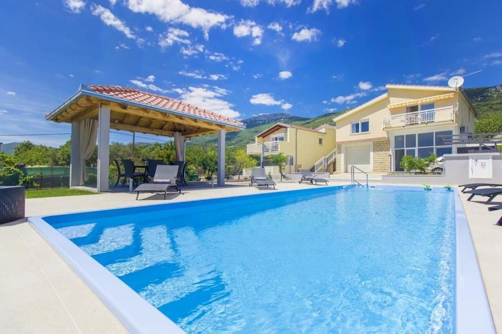 Family friendly house with a swimming pool Kastel Luksic, Kastela - 20513