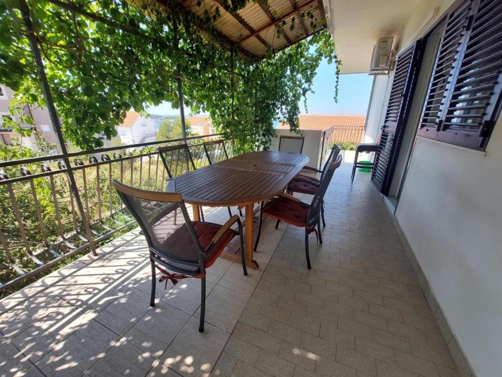 Apartments with parking space Primosten - 27869