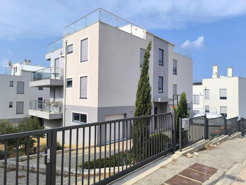 Apartments with parking space Primosten - 27871