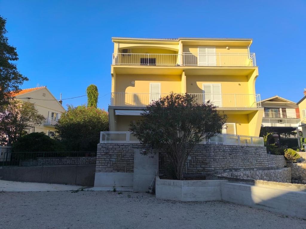 Apartments with parking space Primosten - 27877