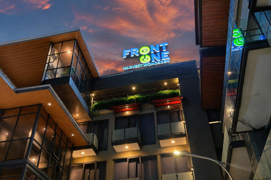 Front One Harvest Hotel Wonosobo - Housity