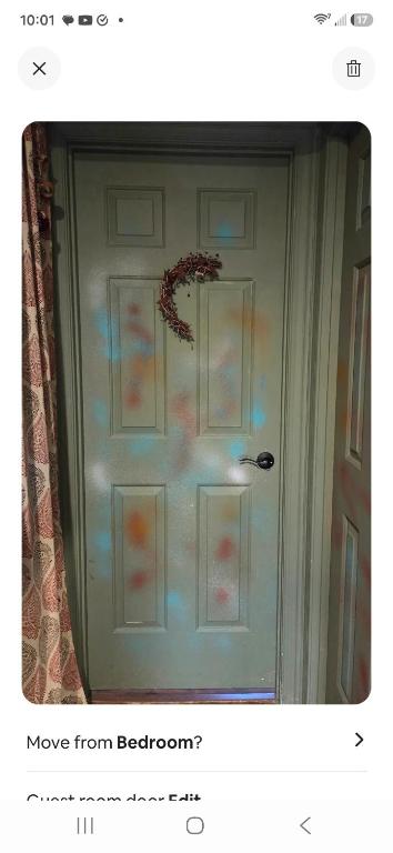 a picture of a door with a wreath on it at George School Garden Homestay in Langhorne