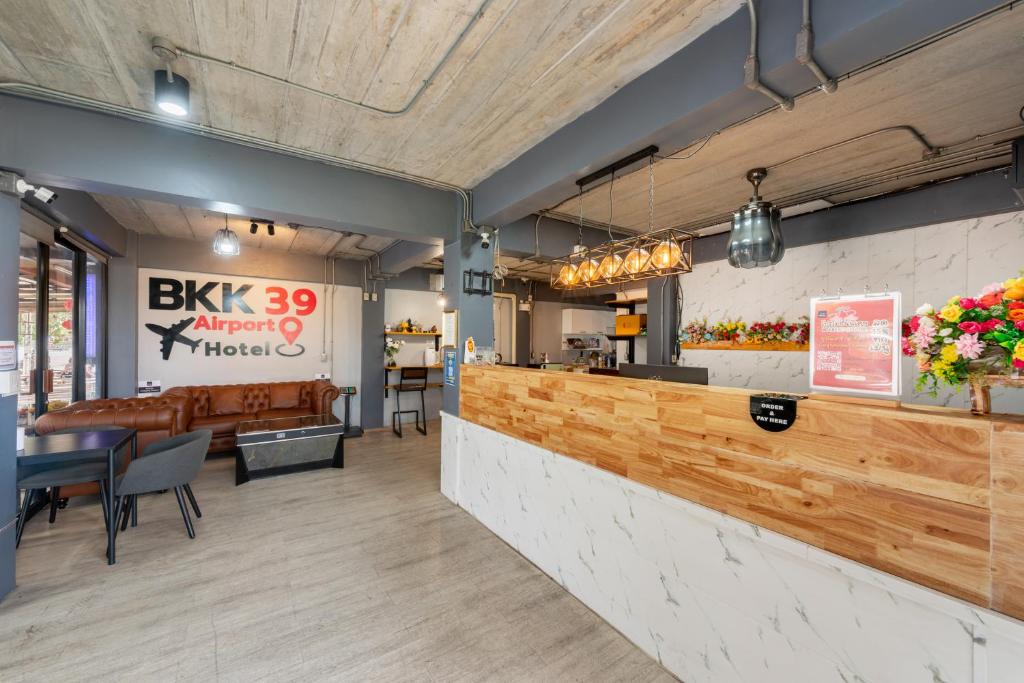 a restaurant with a counter and a bar at BKK39 Airport Hotel in Lat Krabang